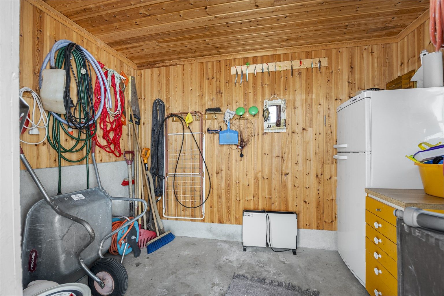 Praktisk utvendig bod på 6 m² med god lagringsplass.