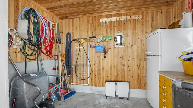 Praktisk utvendig bod på 6 m² med god lagringsplass.