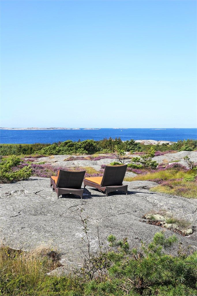 Upåklagelig er både utsikten og solforholdene. Tomtens hele 5.362 kvm. gir stor boltreplass på egen grunn.