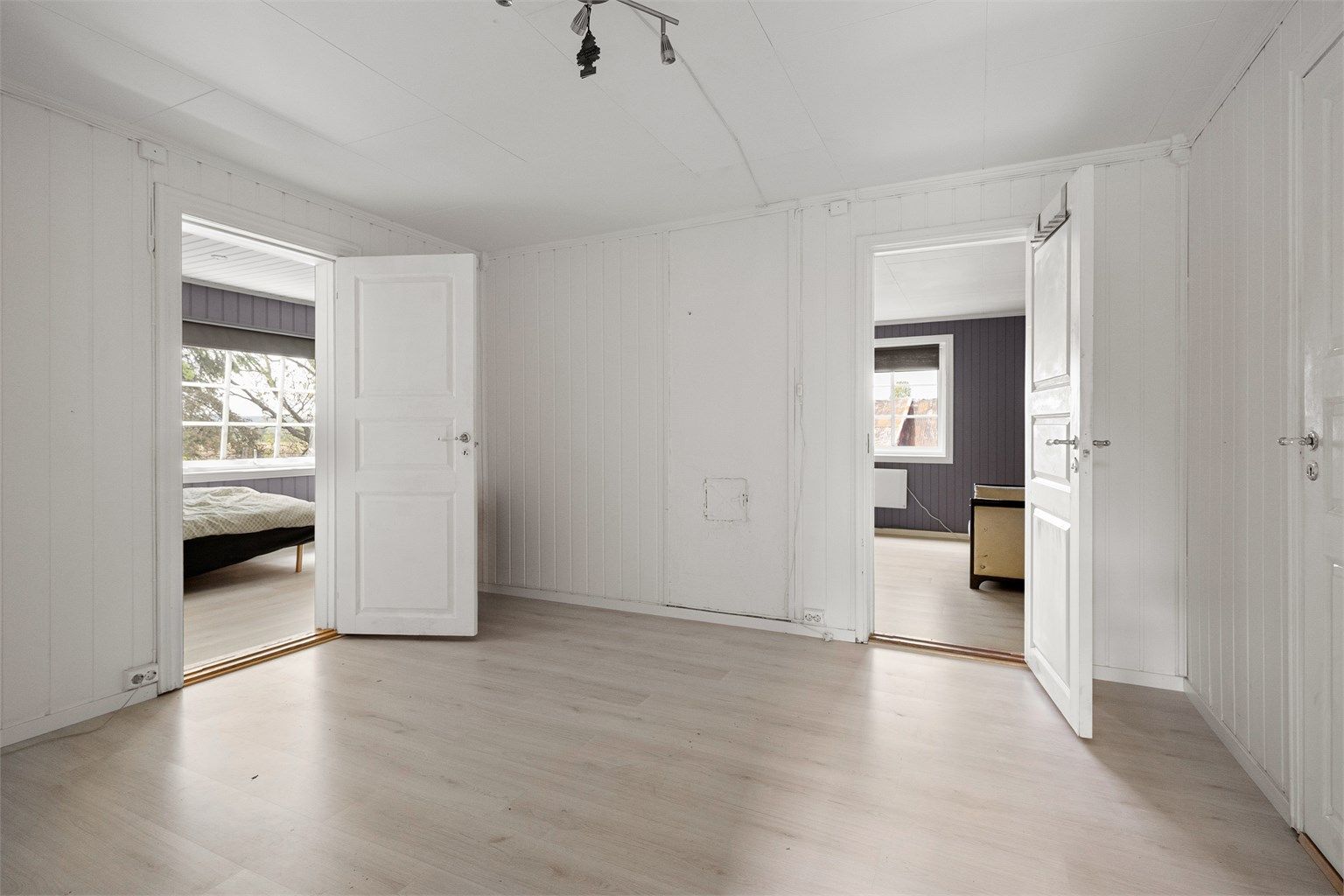 Boligen har et kaldtloft og kjeller. Areal som utgjør lav himlingshøyde er 57 m² i kjeller