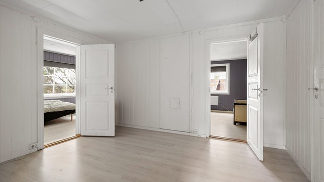 Boligen har et kaldtloft og kjeller. Areal som utgjør lav himlingshøyde er 57 m² i kjeller