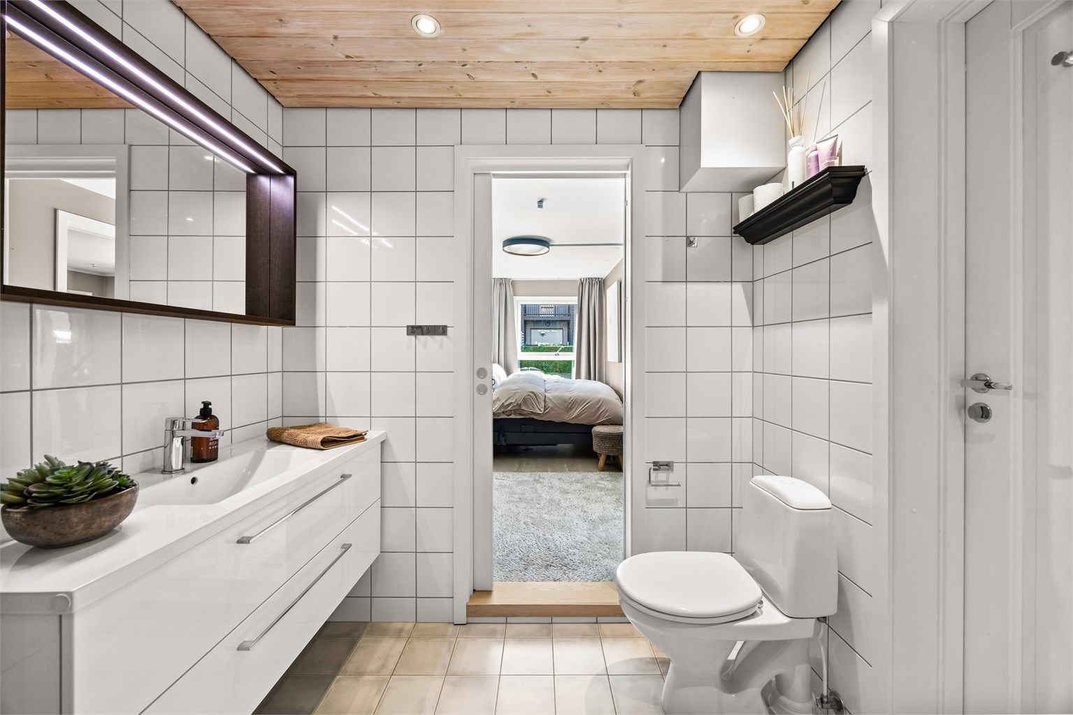 Himlingen på badet har panelbord med innfelte downlights.