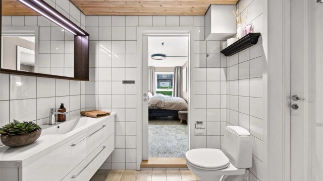 Himlingen på badet har panelbord med innfelte downlights.