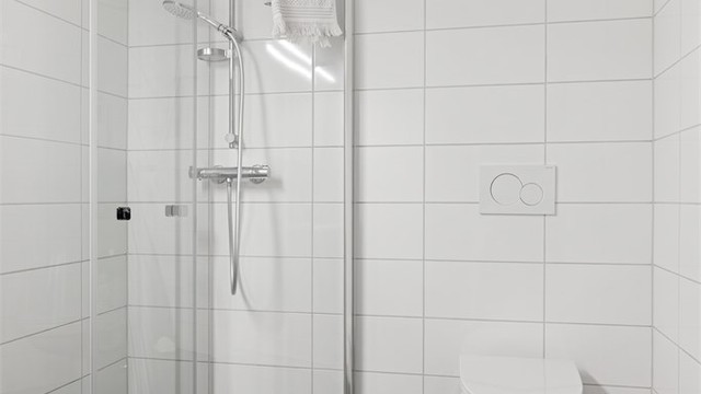 Dusjhjørne med innfellbare glassdører og plastsluk fra byggeår.