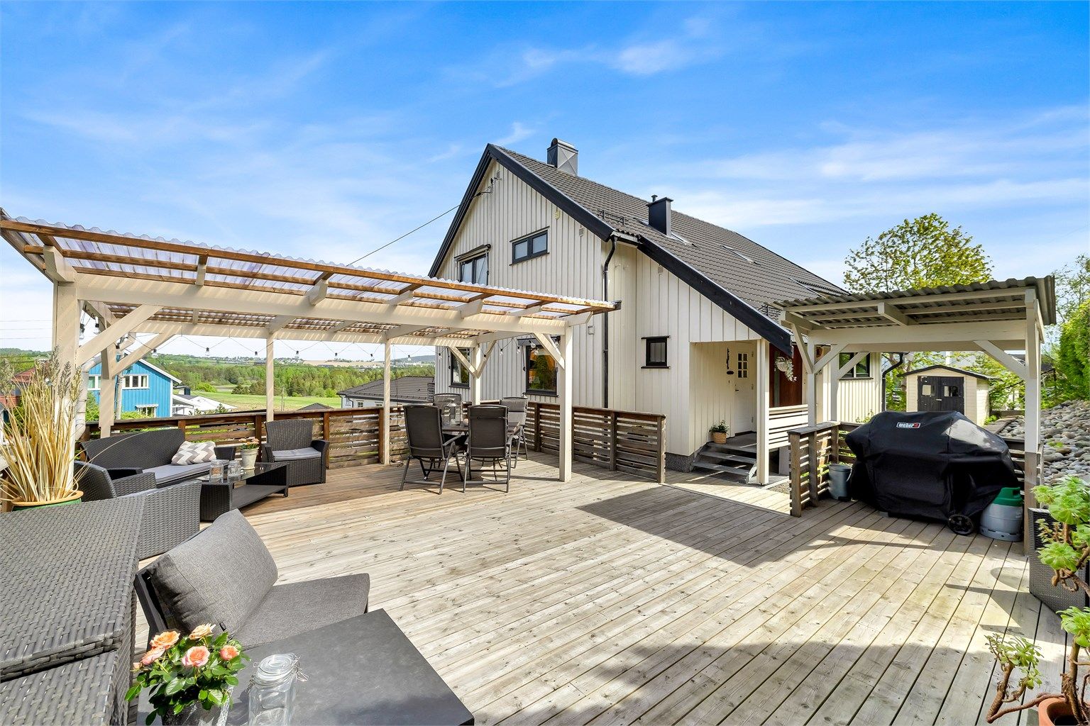 Eiendommen har flere og solrike uteplasser