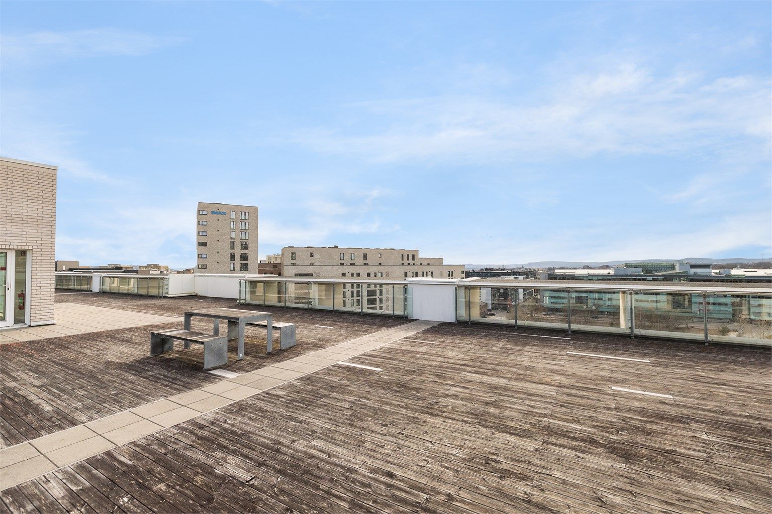 Sameiet har en stor, felles takterrasse med gode solforhold og sittegrupper.