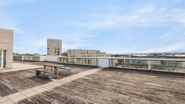 Sameiet har en stor, felles takterrasse med gode solforhold og sittegrupper.