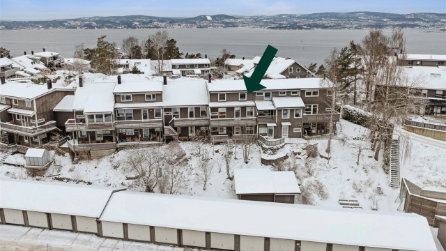 Området er ettertraktet, med umiddelbar nærhet til både sjøen og marka. I tillegg er det gangavstand til skoler, barnehager og et variert servicetilbud.