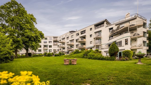 Fellesarealene er pent opparbeidet med plener, trær og diverse beplantning som ivaretas av sameiet.