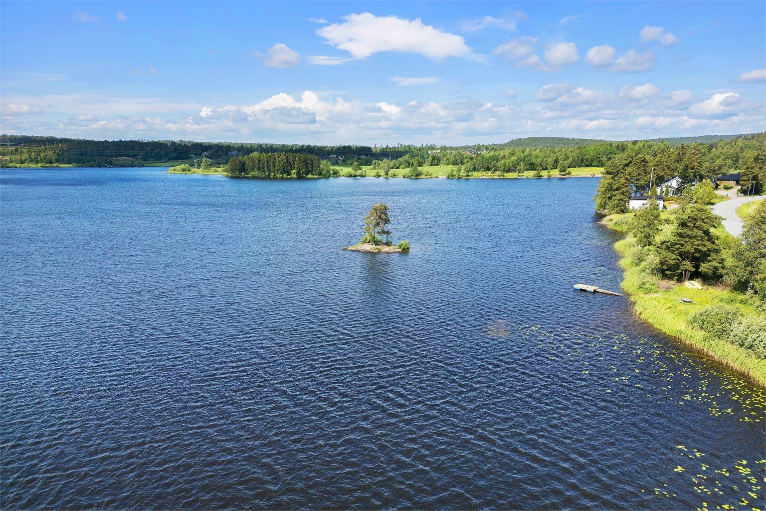 Våg byr på flotte kajakk/kanomuligheter på sommerstid. Det blir kjørt opp skispor og skøytebane rundt hele våg på vinterstid