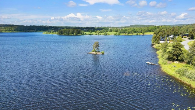 Våg byr på flotte kajakk/kanomuligheter på sommerstid. Det blir kjørt opp skispor og skøytebane rundt hele våg på vinterstid