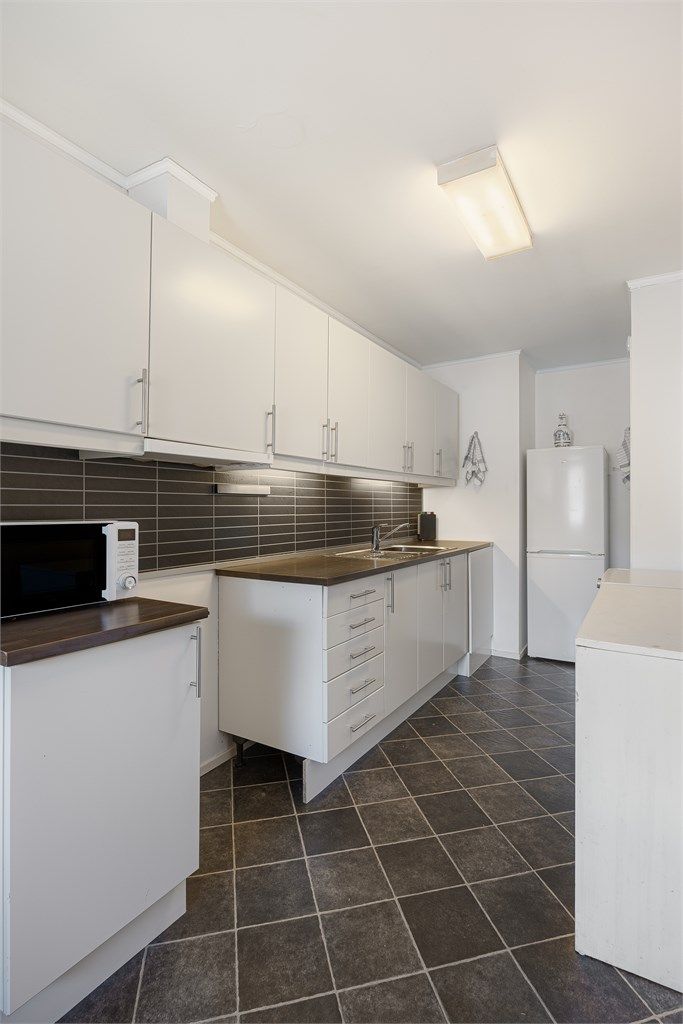 Innredningen har glatte fronter og godt med skapplass. Varmtvannsberederen på 116 liter fra 2008 er plassert i benkeskap.