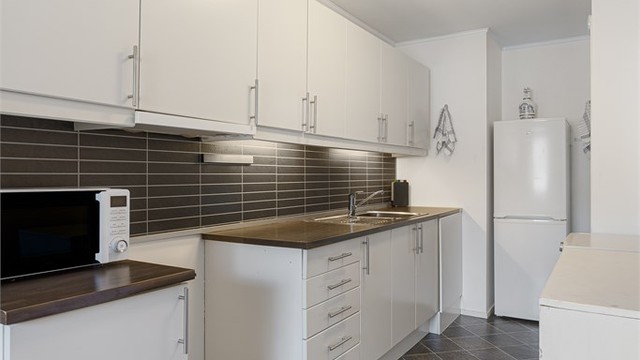 Innredningen har glatte fronter og godt med skapplass. Varmtvannsberederen på 116 liter fra 2008 er plassert i benkeskap.