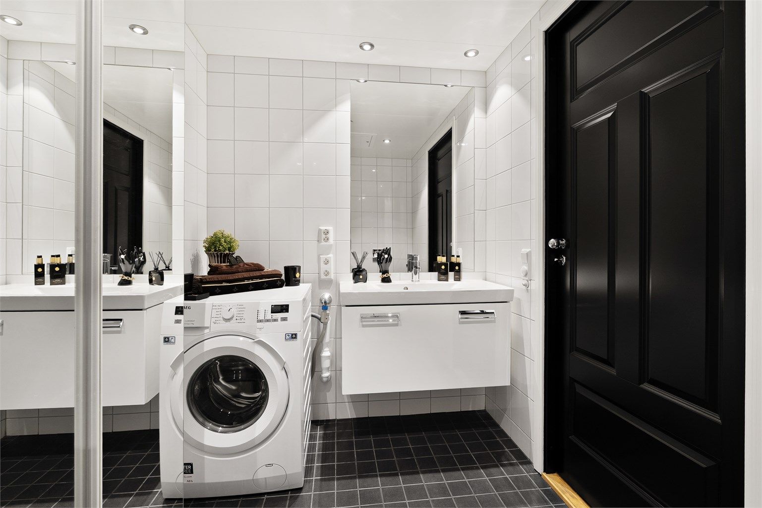 Badet har en praktisk utforming med servantinnredning, opplegg for vaskemaskin.