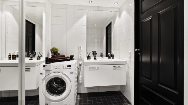 Badet har en praktisk utforming med servantinnredning, opplegg for vaskemaskin.