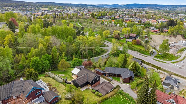 Beliggenhet med nærhet til både marka og servicetilbud.