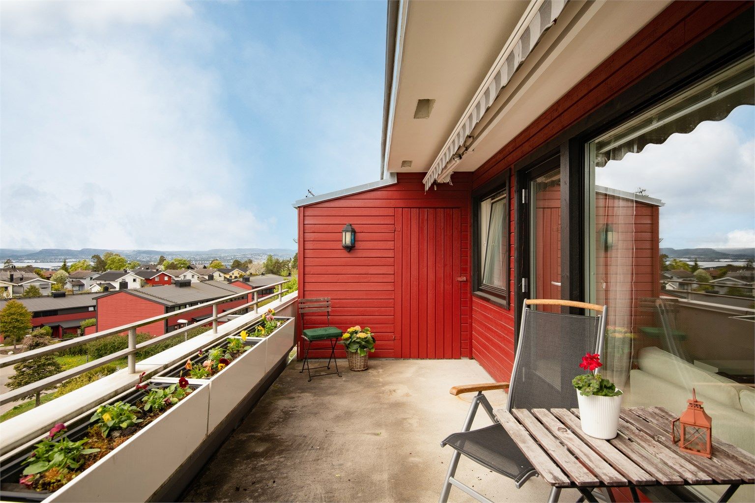 Fra stuen er det utgang til en romslig balkong på 13 m² med sjøutsikt og en praktisk utebod.
Foto: Lars Gartå 