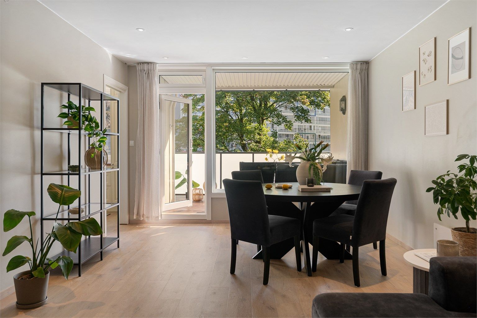 - Generøse vindusflater som sørger for en åpen og luftig romfølelse! Fra stuen er det også tilkomst til boligens terrasse -