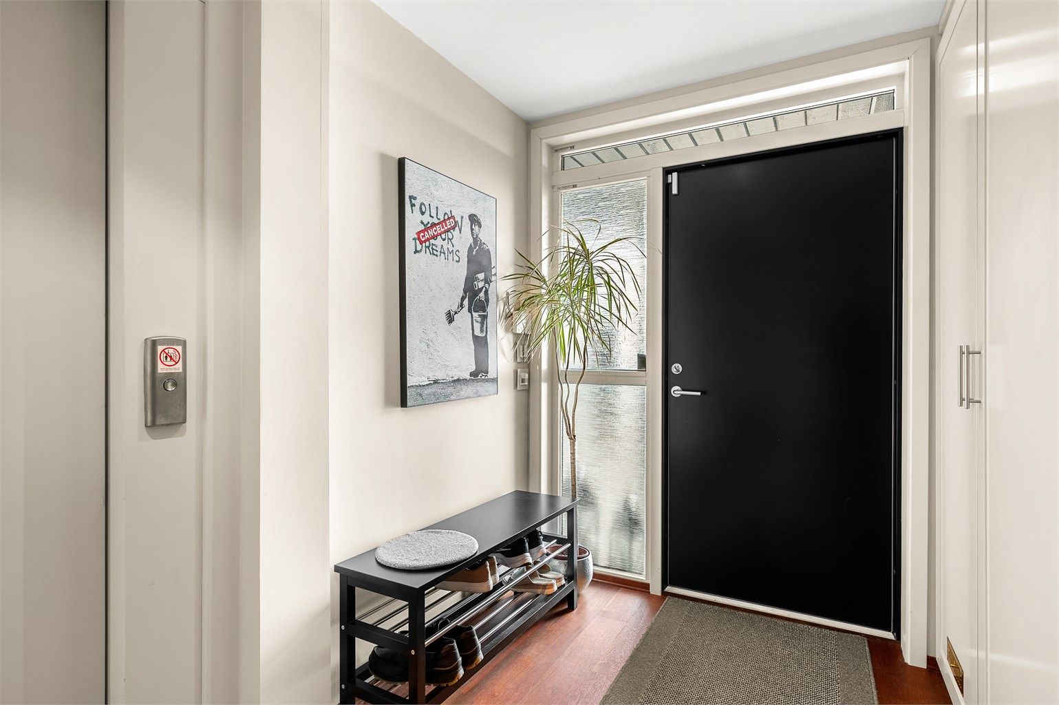 Entréen gir et pent førsteinntrykk med en ryddig og funksjonell utforming, god plass til oppbevaring og enkel adkomst videre inn i boligen.