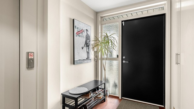 Entréen gir et pent førsteinntrykk med en ryddig og funksjonell utforming, god plass til oppbevaring og enkel adkomst videre inn i boligen.