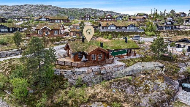 Hytten ligger flott til på toppen av Vrådal - med kort vei til alpinanlegg, langrennsløyper og ikke minst; saunaen på toppen!