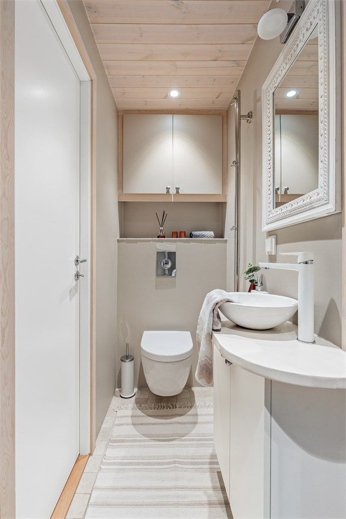 Badet i 1.etasje har flislagt gulv med gulvvarme og vegghengt toalett.