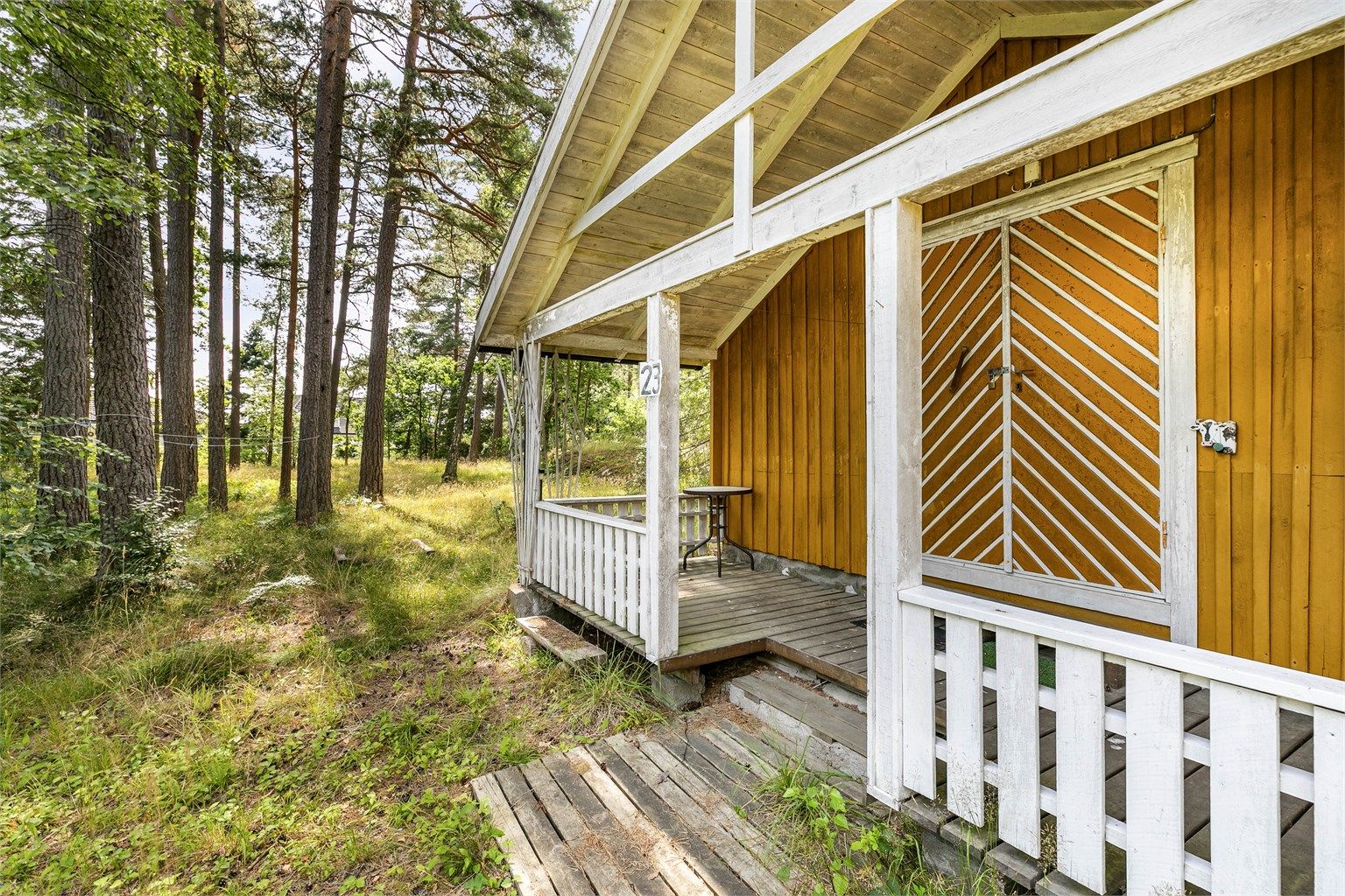 Foran inngangspartiet finnes en platting på ca. 10 kvm.