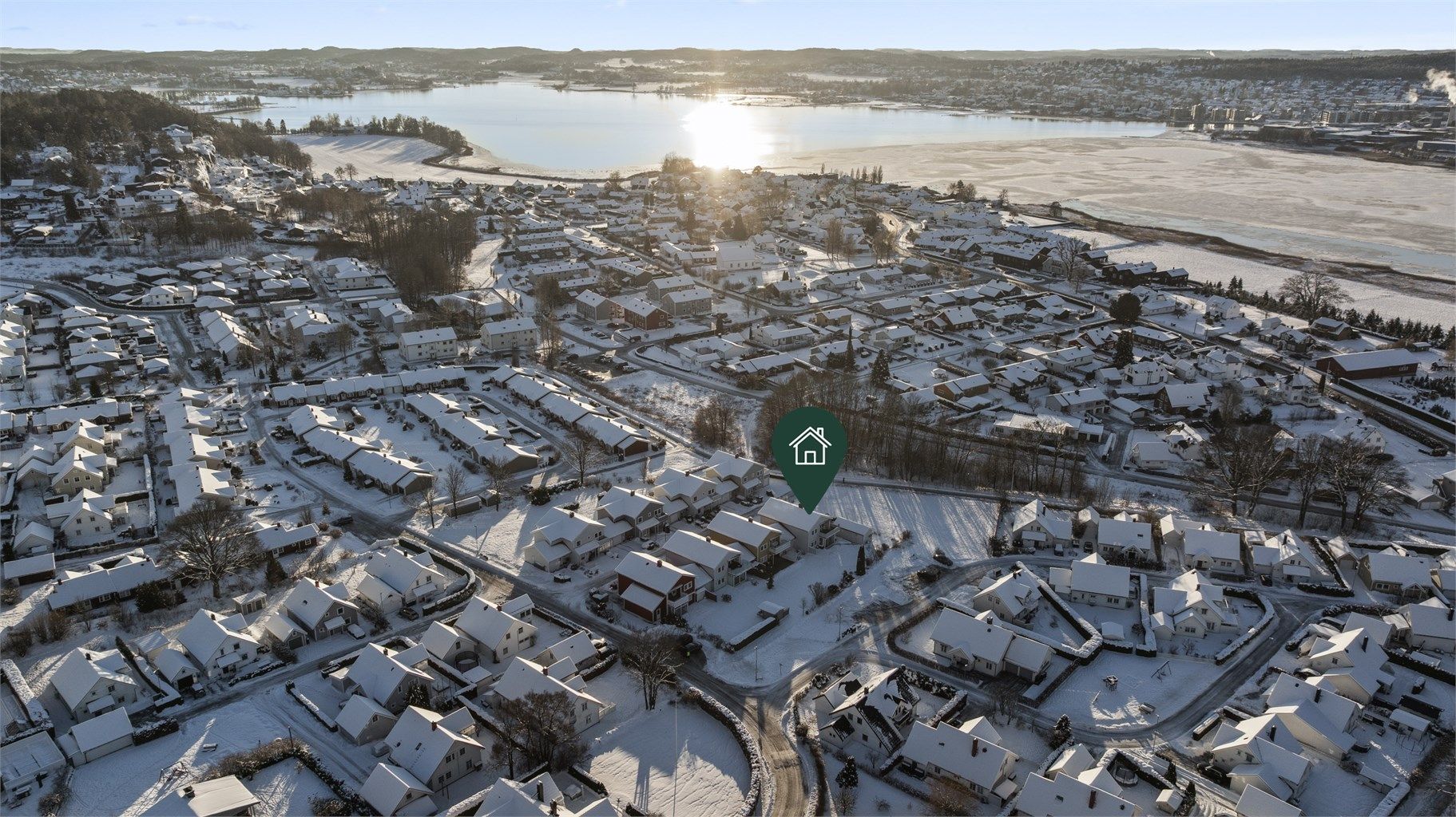 Eiendommen ligger i et attraktivt og barnevennlig boligområde på Råel, som sogner til Presterød skolekrets med Presterød skole og Presterød ungdomsskole på Tolvsrød