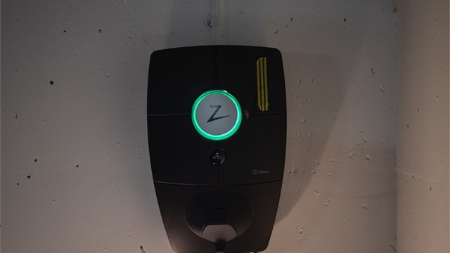 Fastmontert lader for EL-bil følger med.