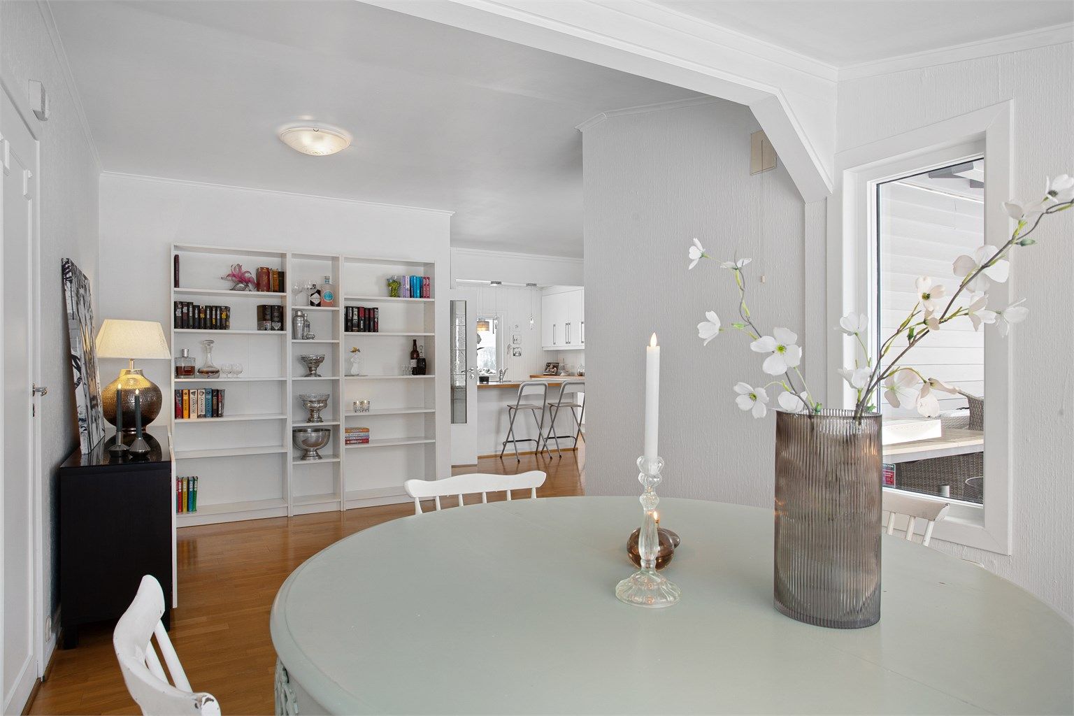 Overflater i 1. etasje: Parkett, laminat og fliser på gulv. Malte flater og tapet på vegger. Malt himling.