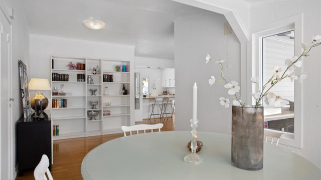 Overflater i 1. etasje: Parkett, laminat og fliser på gulv. Malte flater og tapet på vegger. Malt himling.