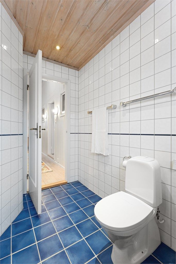 Himlingen er av furu skyggepanel lakkert med hvit lasur, som gir et lyst preg.