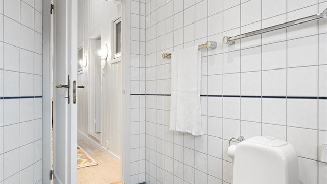 Himlingen er av furu skyggepanel lakkert med hvit lasur, som gir et lyst preg.