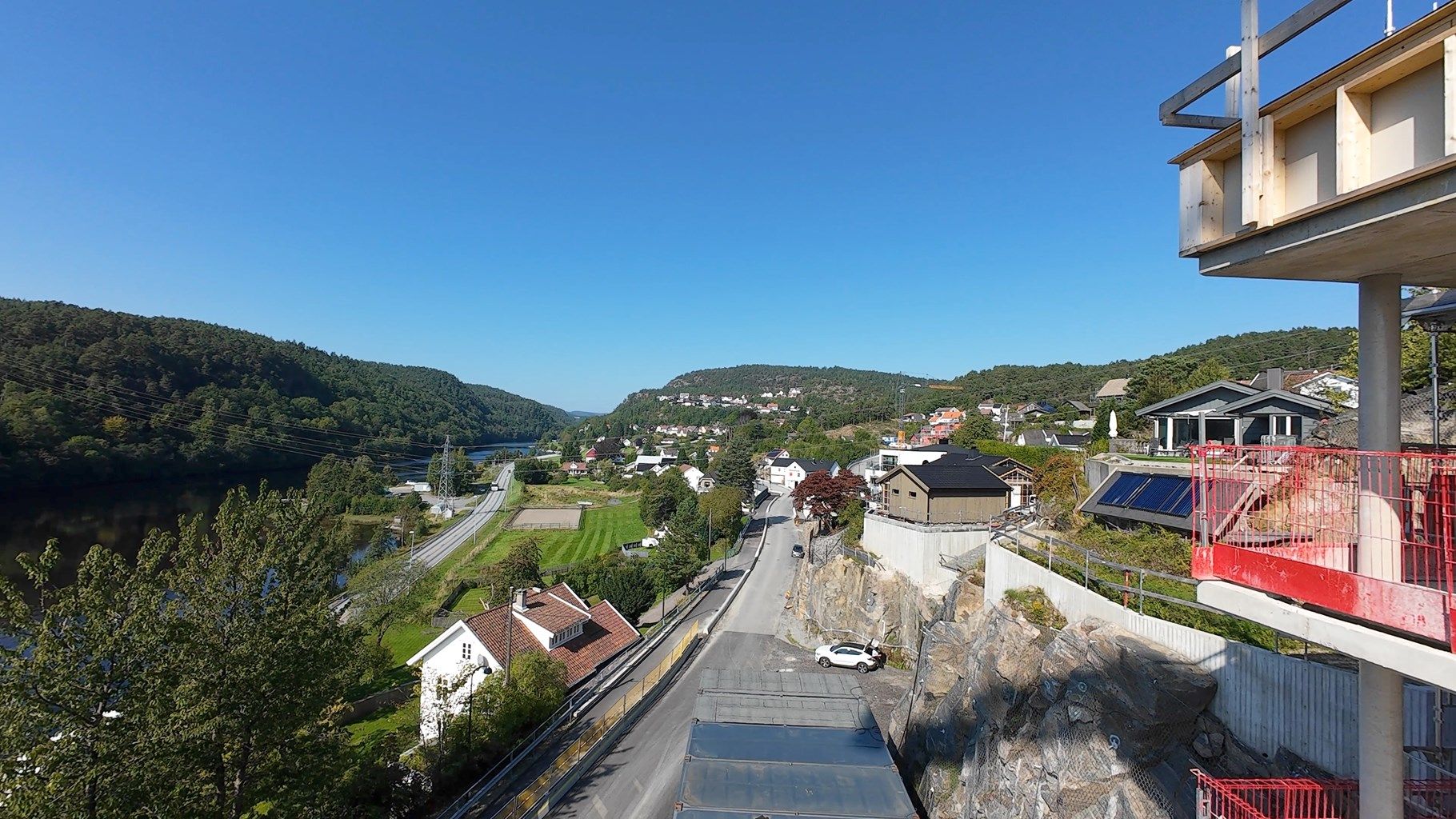 Utsikt mot nord/vest. Kveldssol til 22:20 midtsommer 