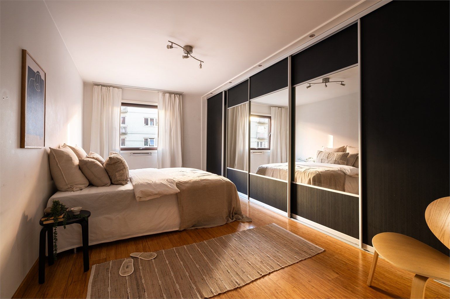 Leilighetens hovedsoverom er av god størrelse og har adkomst fra stuen.