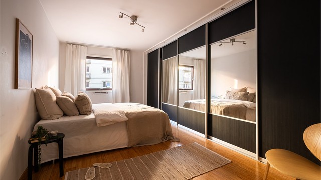 Leilighetens hovedsoverom er av god størrelse og har adkomst fra stuen.