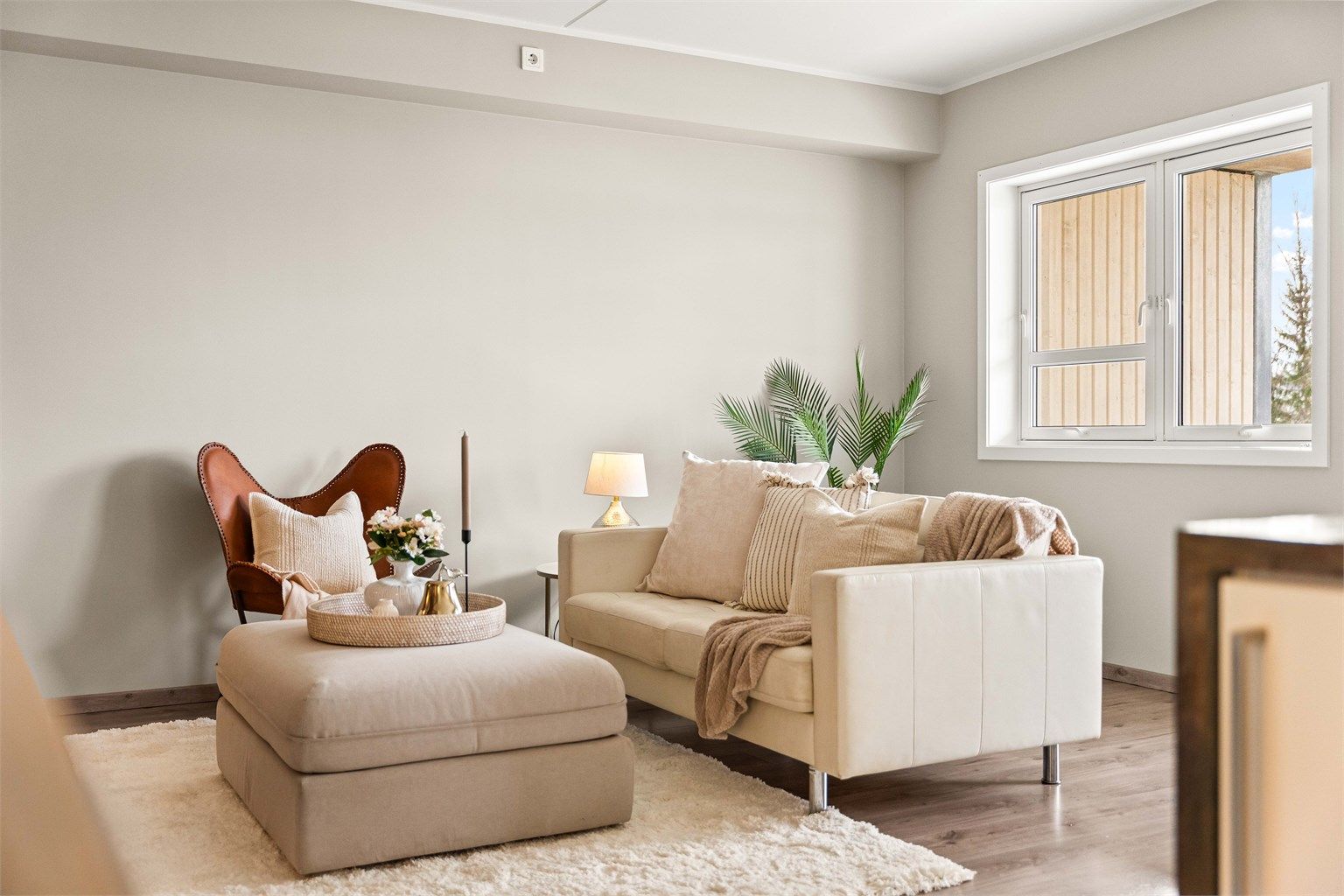 Trivelig stue med en lun atmosfære. Store vindusflater gir rikelig med naturlig dagslys, og de nøytrale fargevalgene gjør det enkelt å møblere etter egen smak. 