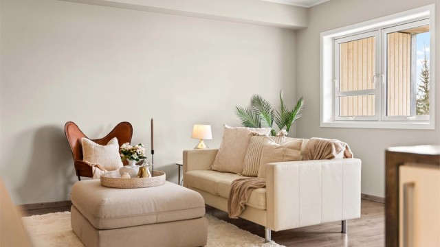 Trivelig stue med en lun atmosfære. Store vindusflater gir rikelig med naturlig dagslys, og de nøytrale fargevalgene gjør det enkelt å møblere etter egen smak.