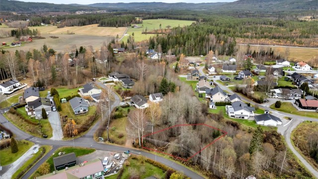 Illustrasjonen av tomten er ikke målestokk- eller nøyaktighetskontrollert, og avvik kan forekomme. Tegningen er ment som en veiledende skisse og skal ikke legges til grunn for nøyaktig plassering, grenser eller areal.