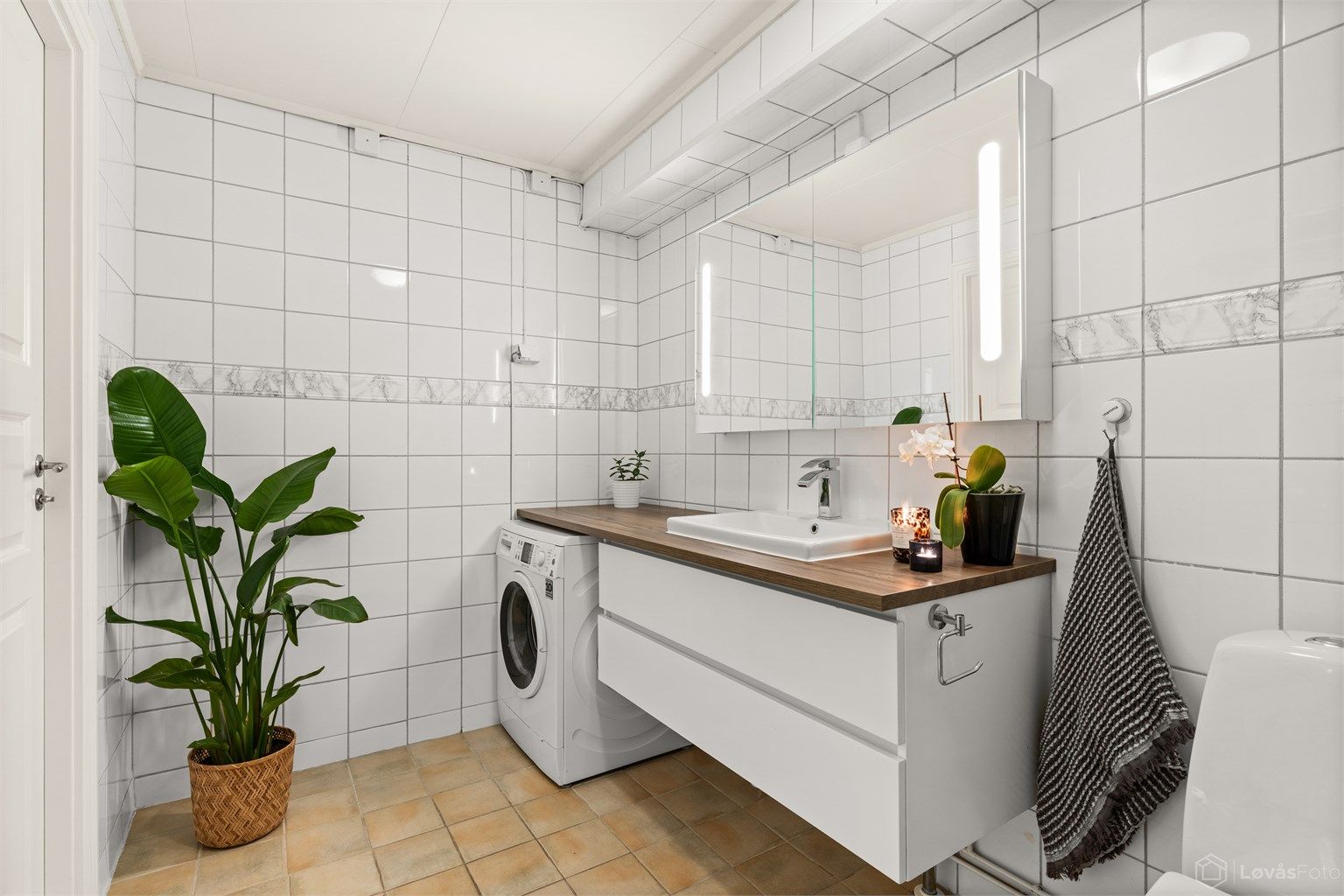 Badet har opplegg for vaskemaskin. I boden er det en nyere varmtvannsbereder på 190 liter.