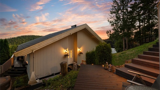 Trapper i tre og naturstein binder de ulike nivåene på den skrånende tomten sammen.