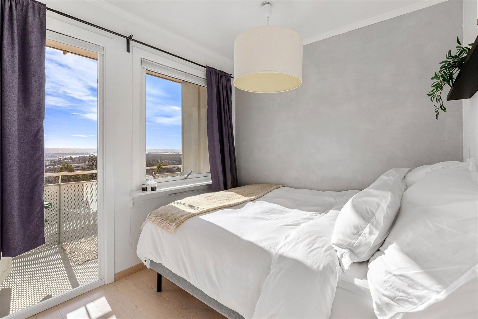 Lyst og fint soverom med utgang til solrik balkong