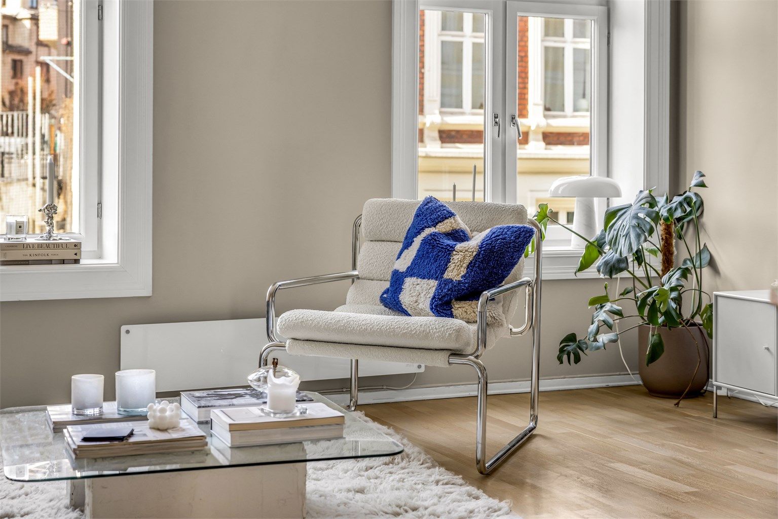 Overflatene er malt i en behagelig og moderne fargetone, og på gulvet er det lagt parkett