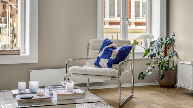 Overflatene er malt i en behagelig og moderne fargetone, og på gulvet er det lagt parkett