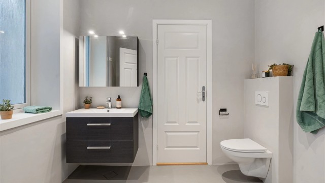 Fra kjøkkenet er det videre tilkomst til badet, som nylig er oppusset. Det er benyttet mikrosement på vegg- og gulvflater