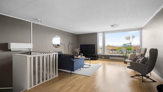 Opp trappen kommer man til flott og åpen stue med store vindusflater og fin utsikt mot Ullandhaug.