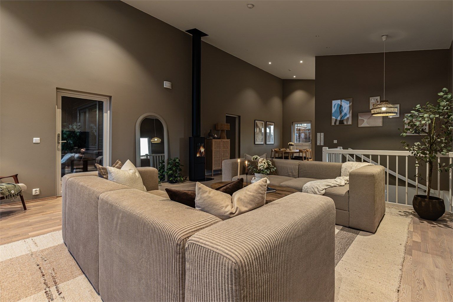 Downlights i taket, med dimmere i fire soner, gir fleksibel og stemningsfull belysning.