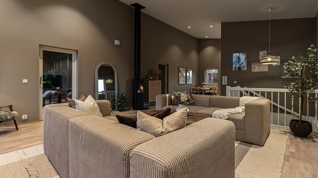 Downlights i taket, med dimmere i fire soner, gir fleksibel og stemningsfull belysning.