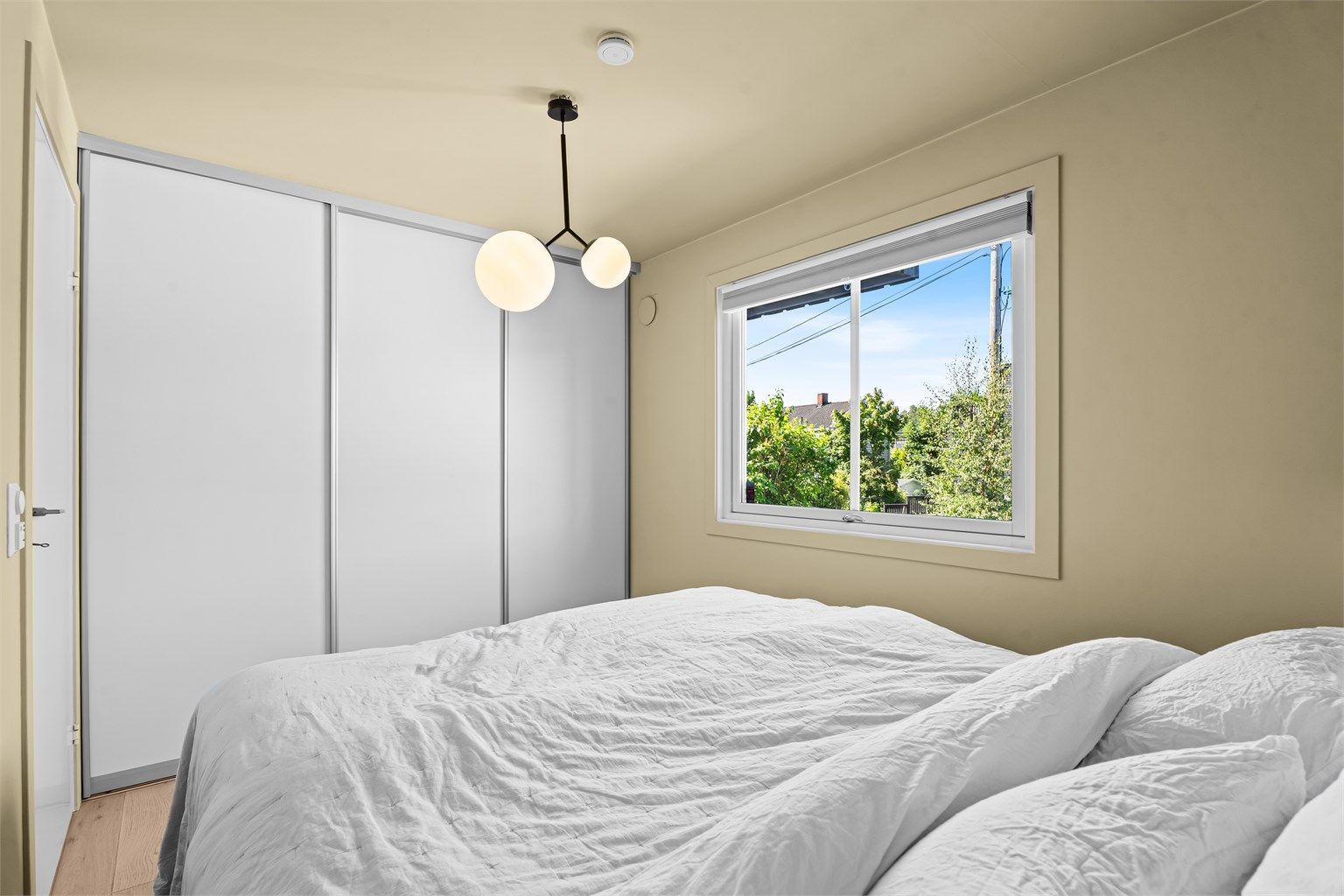 Soverom 1 med skyvedørsgarderobe