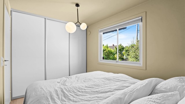 Soverom 1 med skyvedørsgarderobe